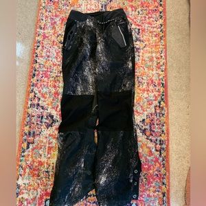 Women’s Burton Living Lining snowboarding pants. Stretchy waist,reinforced knees